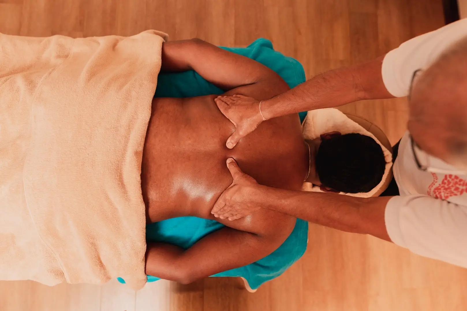 Guest receiving a personalised Ayurvedic back massage